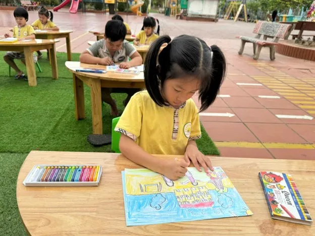Tranh vẽ chủ đề trường mầm non hạnh phúc với những hình ảnh ngộ nghĩnh đáng yêu