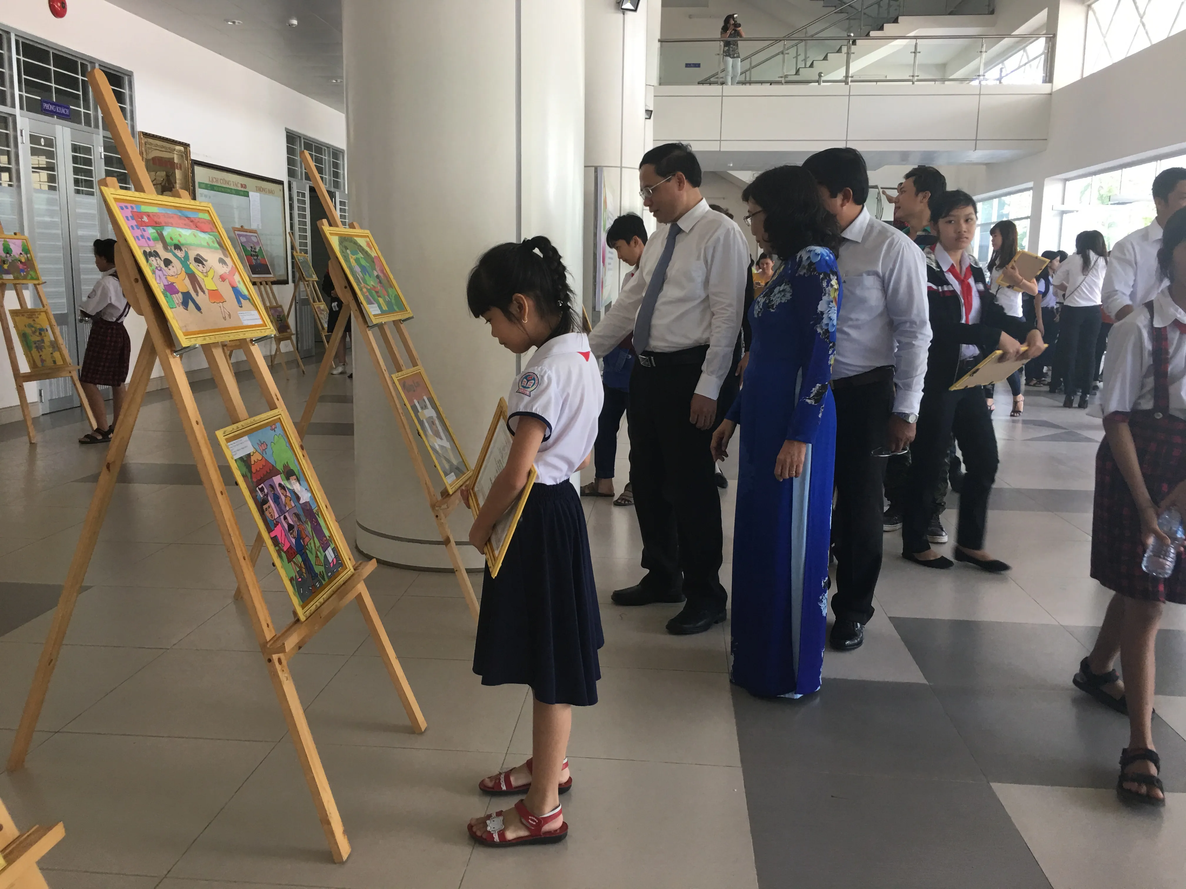 Tranh vẽ phòng chống thuốc lá được trưng bày tại triển lãm tỉnh Long An