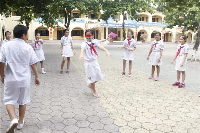 Tranh vẽ trò chơi dân gian lớp 7 đẹp cảnh chơi ô ăn quan sân trường