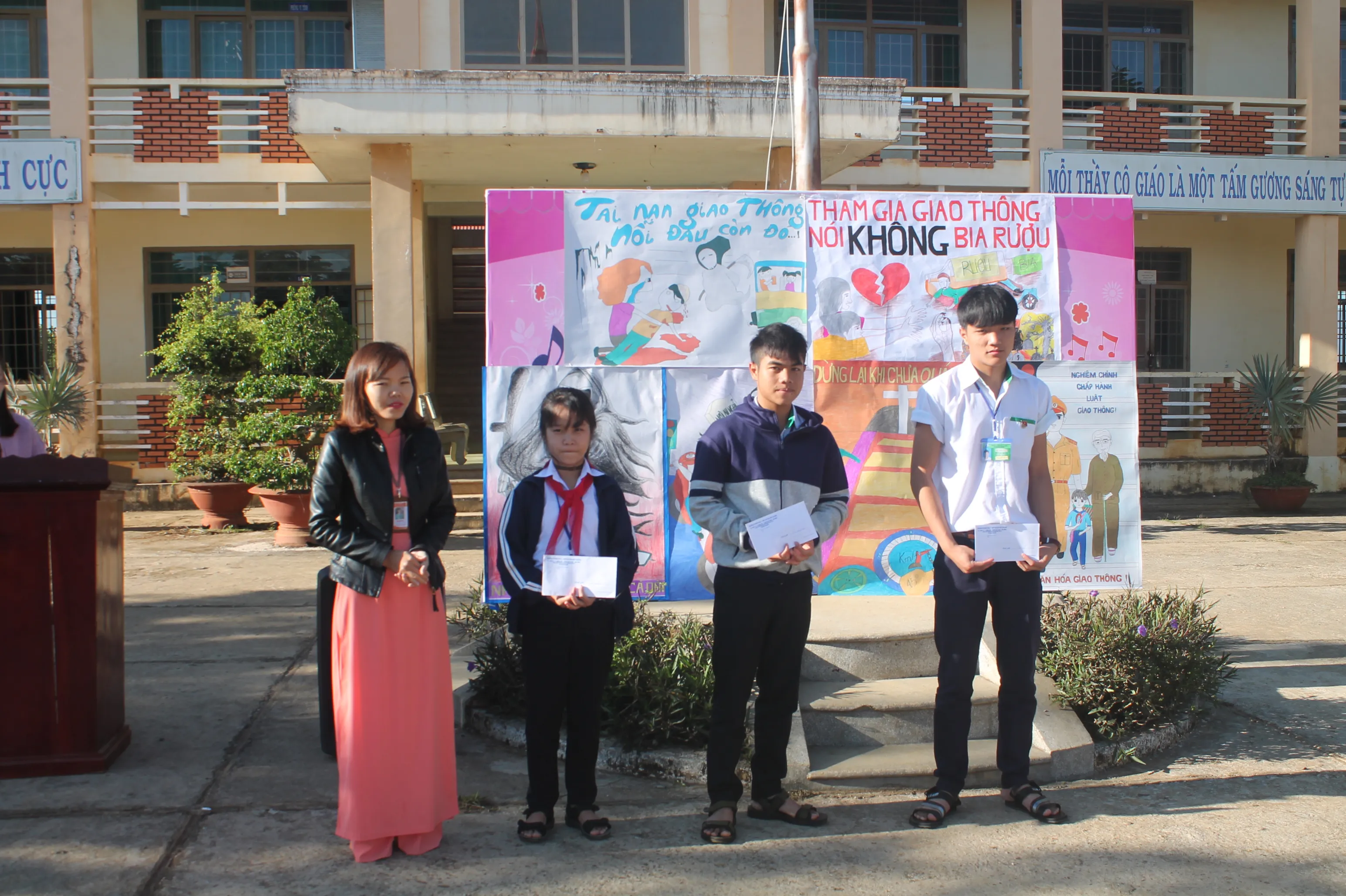 Trao giải cho các lớp có thành tích xuất sắc trong cuộc thi vẽ tranh tuyên truyền an toàn giao thông