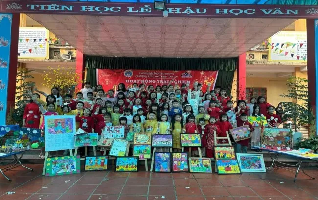 Trẻ em hào hứng tham gia hoạt động vẽ tranh vẽ chủ đề quê hương tại trường