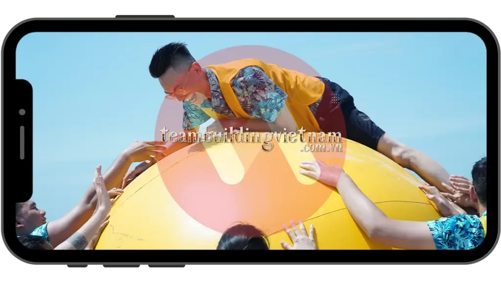 Hình ảnh minh họa một trò chơi team building doanh nghiệp sử dụng bóng khổng lồ