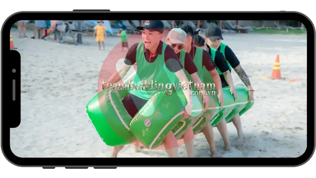 Hình ảnh các thành viên tham gia sảng khoái với trò chơi team building ngoài trời đầy hấp dẫn