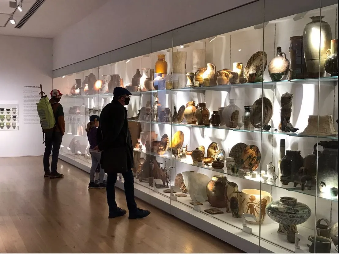 Thiết kế không gian tủ trưng bày với cửa kính và hệ thống đèn LED nổi bật, gia tăng tính thẩm mỹ của sản phẩm