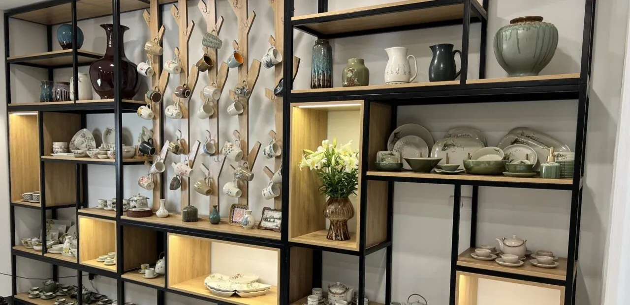 Mẫu kệ tủ trưng bày được làm từ chất liệu gỗ kết hợp khung sắt chắc chắn, cứng cáp