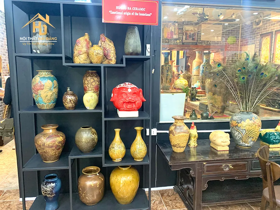 Mẫu tủ trưng bày được làm từ chất liệu gỗ kết hợp khung sắt sơn đen huyền bí, thu hút