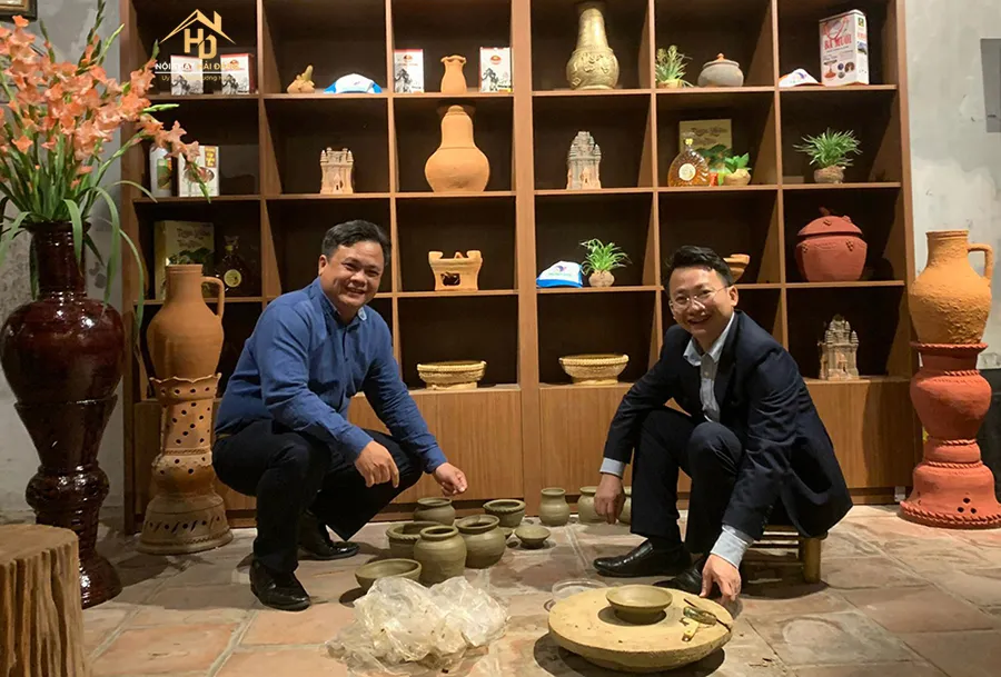 Tủ trưng bày gố gốm được làm từ chất liệu gỗ công nghiệp có độ bền đẹp lâu dài theo thời gian