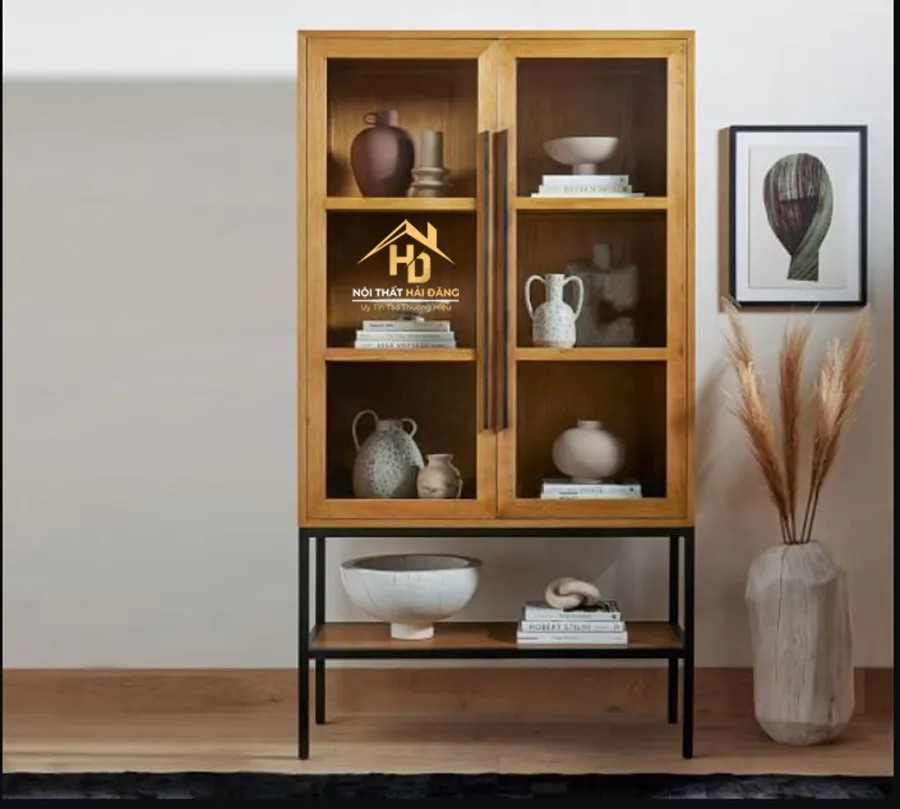 Tủ gỗ với cửa kính giúp dễ dàng quan sát sản phẩm được trưng bày