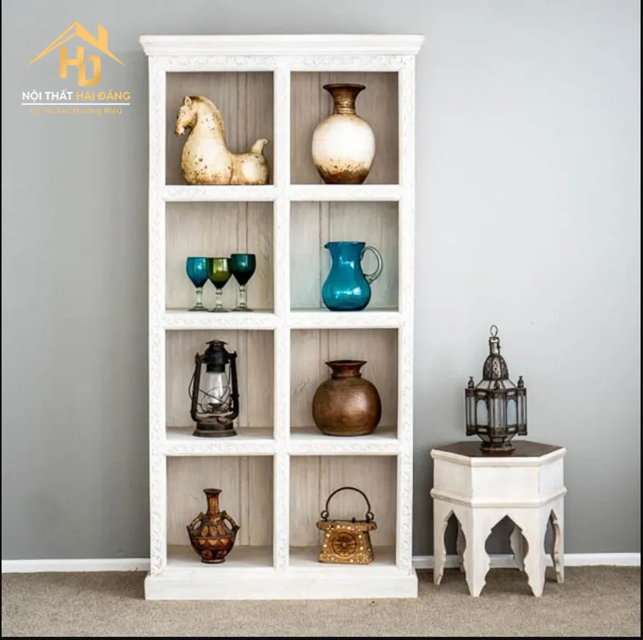 Thiết kế tủ trưng bày đứng được chia thành các ô bằng nhau với màu trắng bắt mắt, trẻ trung