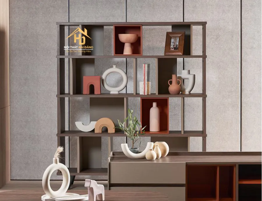 Thiết kế tủ trưng bày với màu nâu và đỏ đô phối hợp hài hòa, mang vẻ đẹp tao nhã, độc đáo
