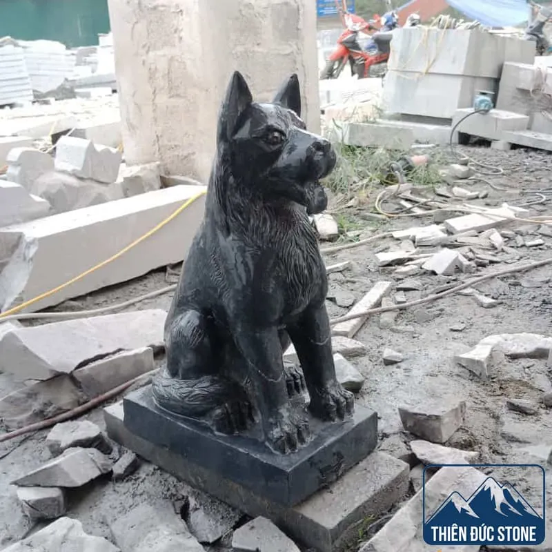 Chi tiết phần đầu và ngực chó đá được chạm khắc hoa văn tinh xảo thể hiện chuyên môn của nghệ nhân