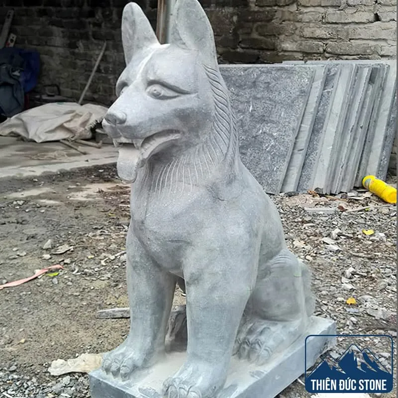 Hai mẫu tượng chó đá với tư thế ngồi bệ vệ canh giữ cửa phủ mang lại cảm giác uy nghiêm