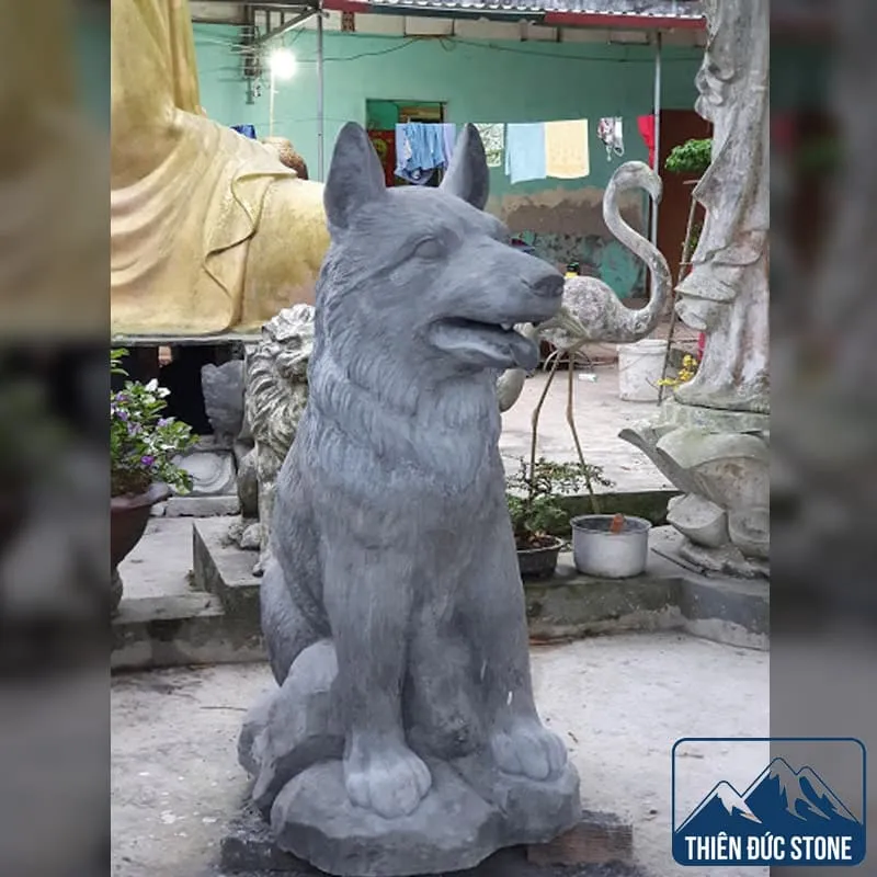 Cặp chó đá đực cái đặt đối xứng hai bên cổng giúp cân bằng năng lượng âm dương cho ngôi nhà