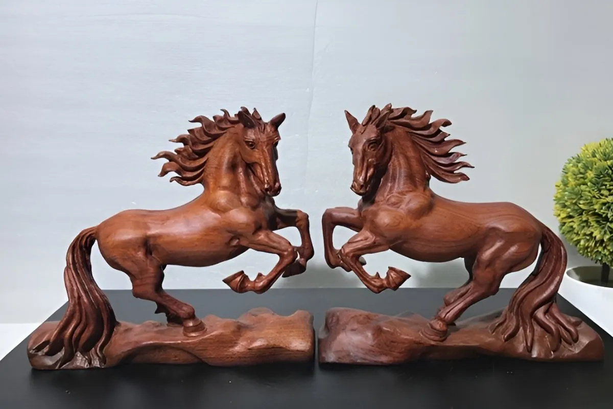 Tượng ngựa bằng đồng trang trí bàn làm việc mệnh Thổ