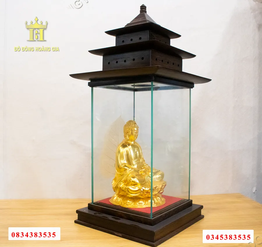 Tượng Phật A Di Đà dát vàng cao cấp được bảo vệ trong hộp kính trưng bày sang trọng