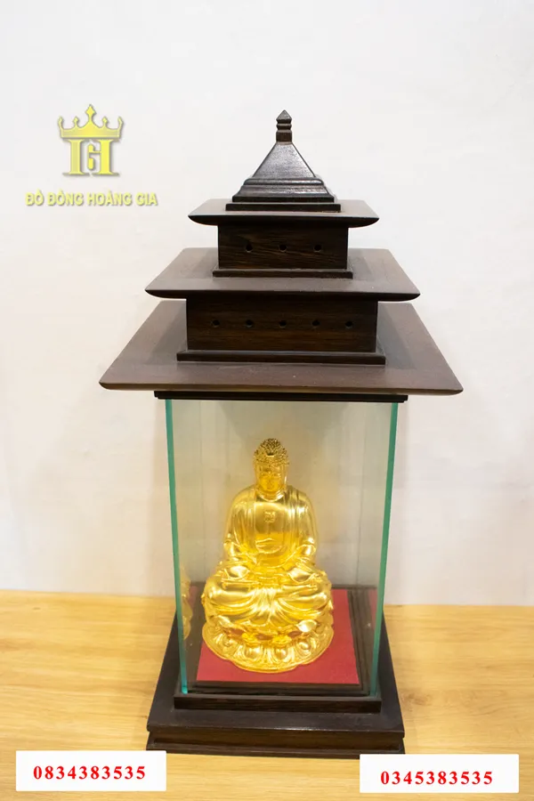 Vẻ đẹp uy nghiêm của tượng Phật khi được bài trí trang trọng trong không gian phòng khách