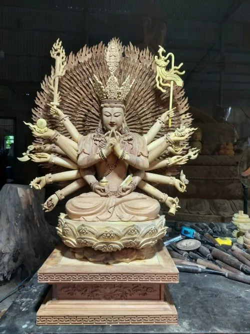 Tượng Phật Chuẩn Đề bằng gỗ với nhiều cánh tay mang ý nghĩa hộ trì vạn năng