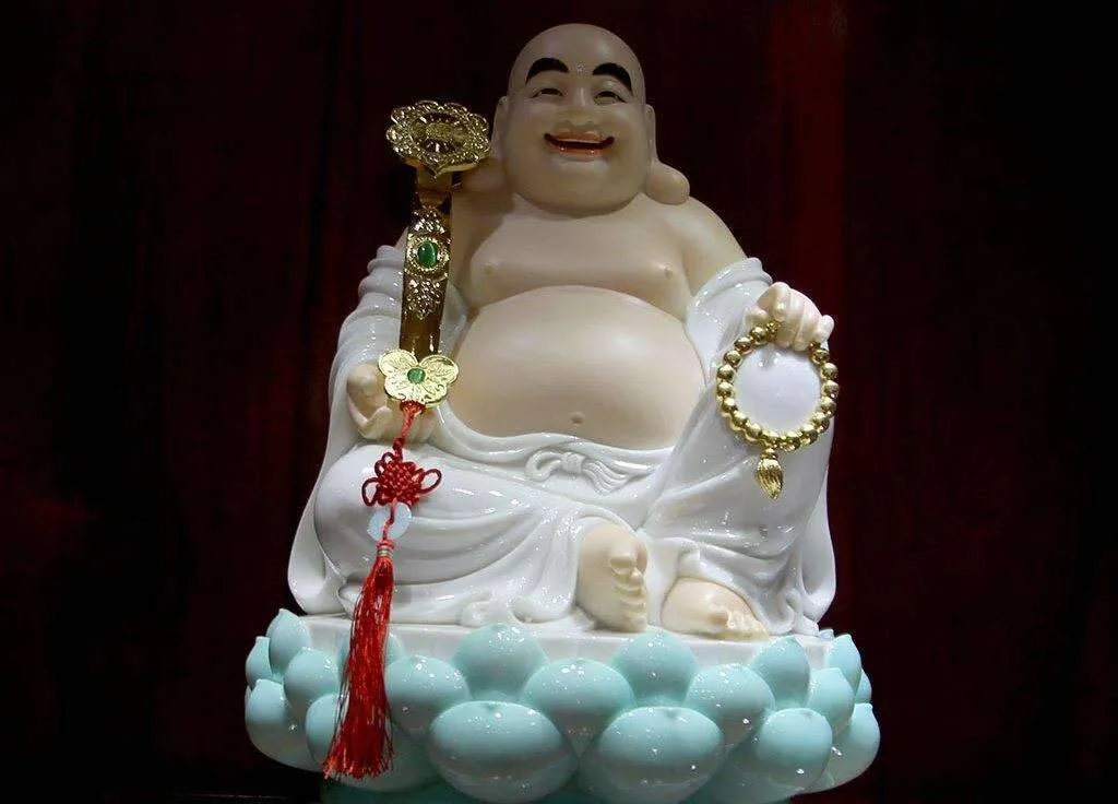 Tượng Phật Di Lặc giúp không gian phòng khách thêm ấm áp và yên bình