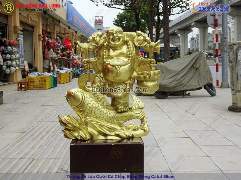 Chi tiết sắc nét trên pho tượng Phật Di Lặc cưỡi cá chép bằng đồng