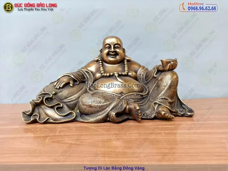 Kiểm tra chất lượng pho tượng Phật Di Lặc bằng đồng trước khi bàn giao