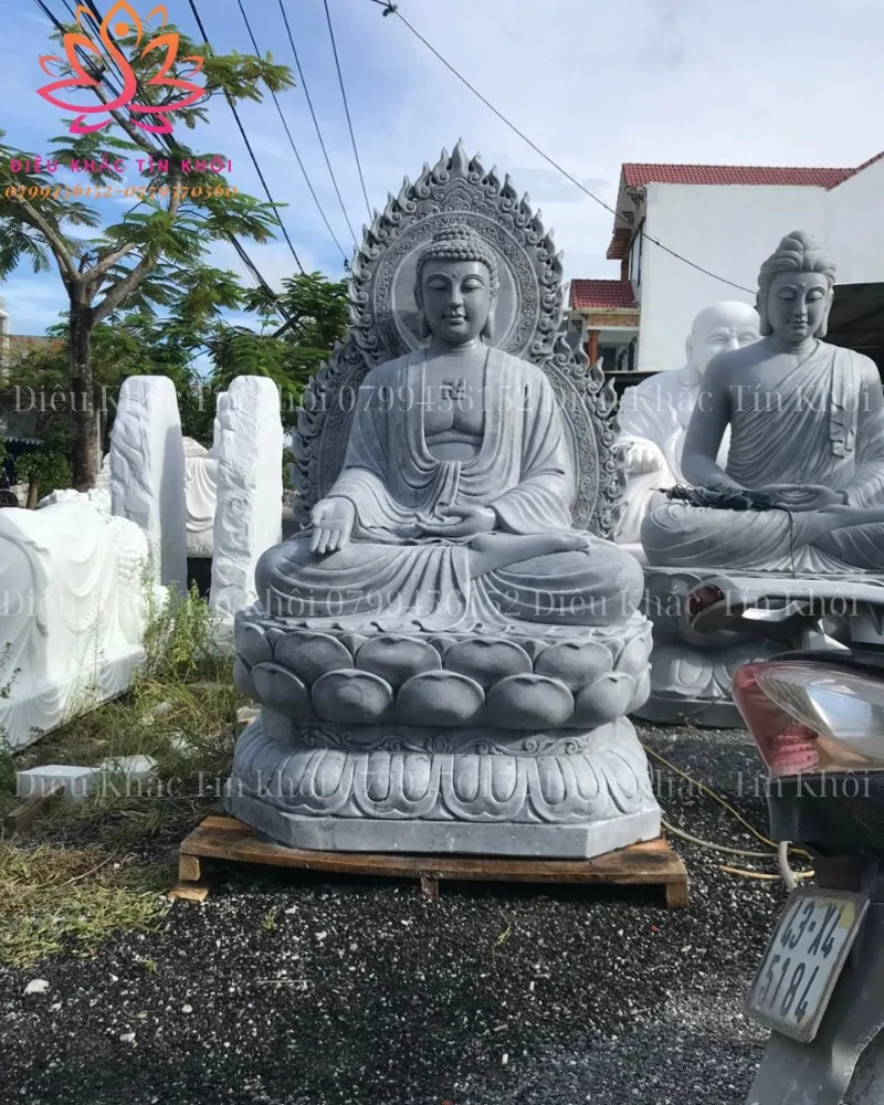 Tượng Phật Thích Ca bằng đá cà rốt