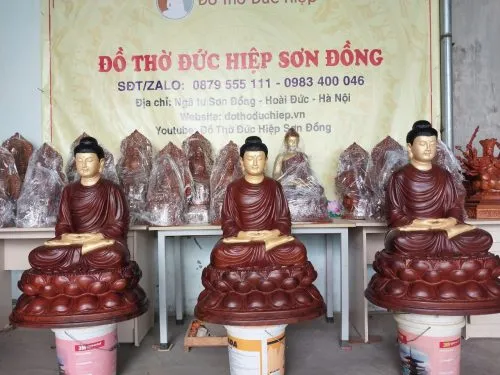 Đức Phật Thích Ca Mâu Ni mỉm cười thanh tịnh, mang lại sự bình an cho gia đạo