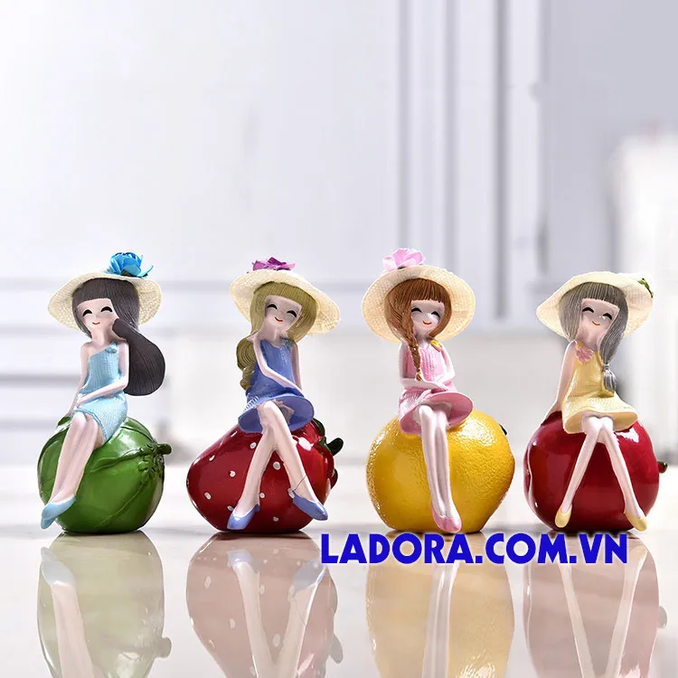 Tượng 4 cô gái trẻ trung trang trí phòng khách