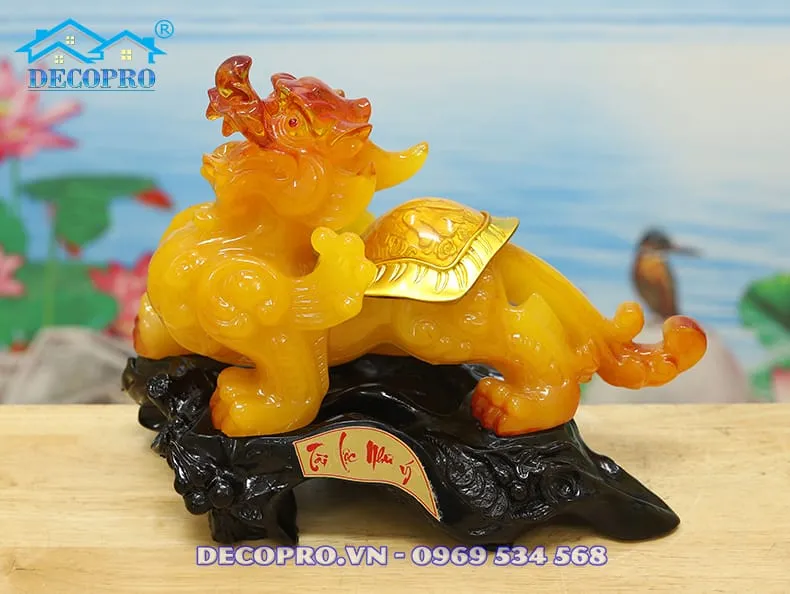 Tỳ hưu vàng trên bàn làm việc, góc chụp nghiêng