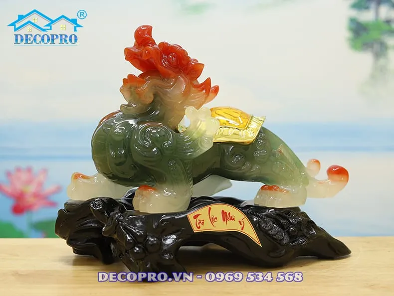 Tỳ hưu xanh ngọc trên bàn làm việc