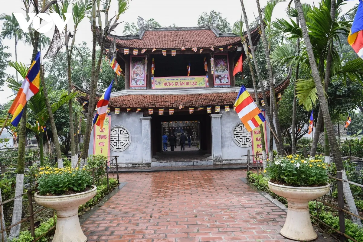 Tượng Phật Bà Quan Âm nghìn mắt nghìn tay toàn cảnh tại chùa Bút Tháp