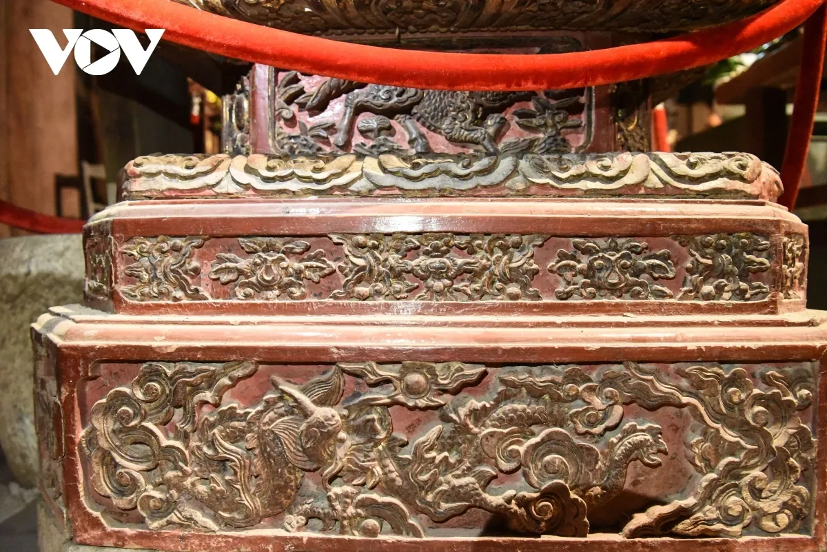 Dòng chữ Hán khắc trên bệ tượng