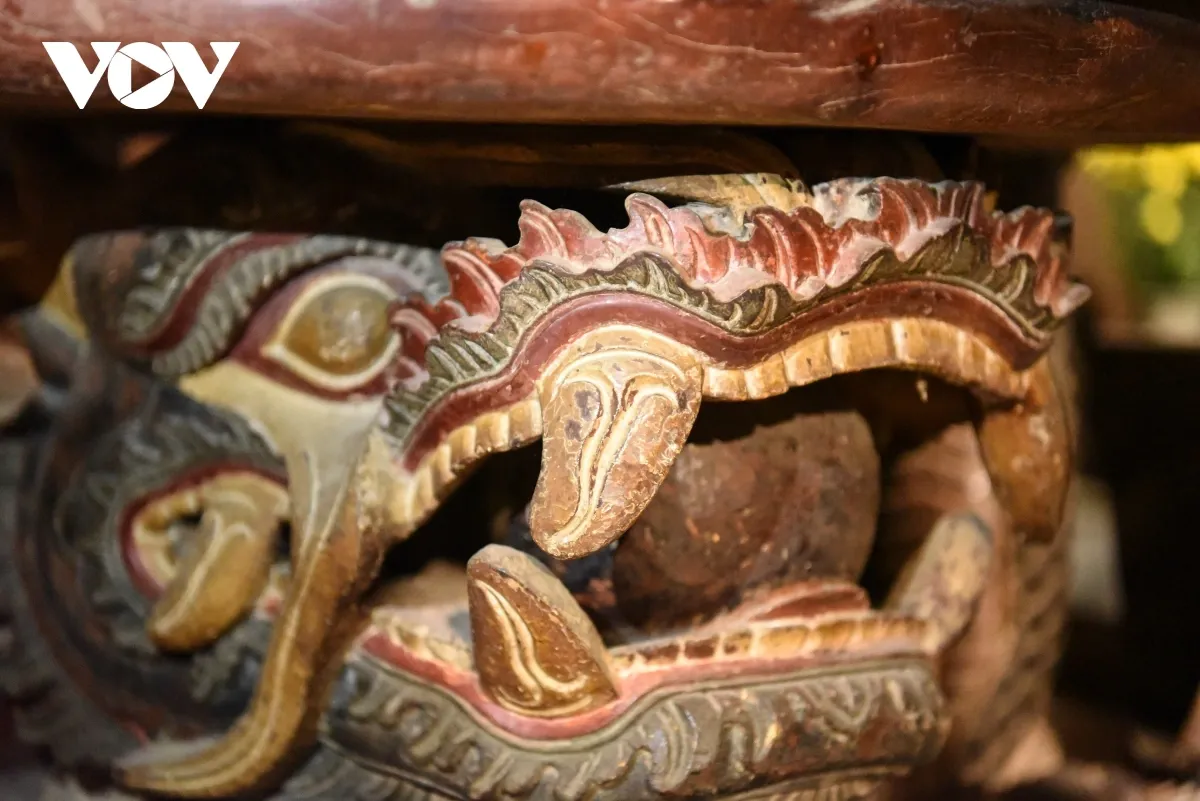 Đài sen rồng đội và sóng nước