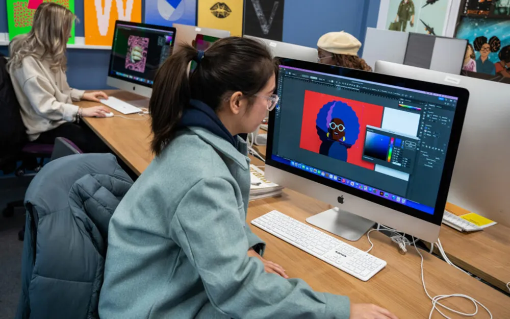 Sinh viên nghệ thuật sáng tạo thực hành tại xưởng