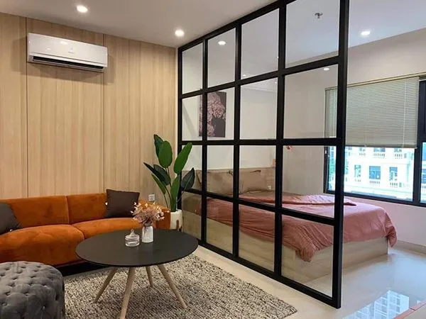 Vách ngăn nhôm kính ngăn phòng khách với phòng ngủ