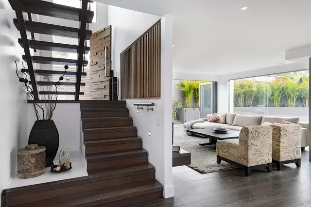 Vách ngăn phòng khách và cầu thang