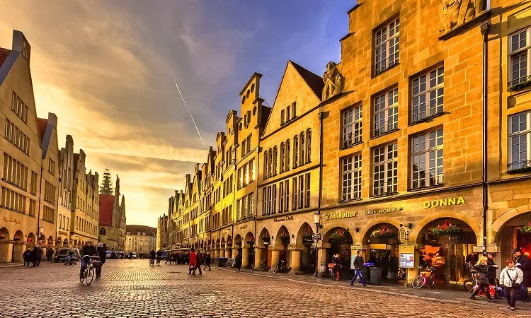 Vẻ đẹp cổ kính khi vẽ tranh khung cảnh các tòa nhà tại quảng trường