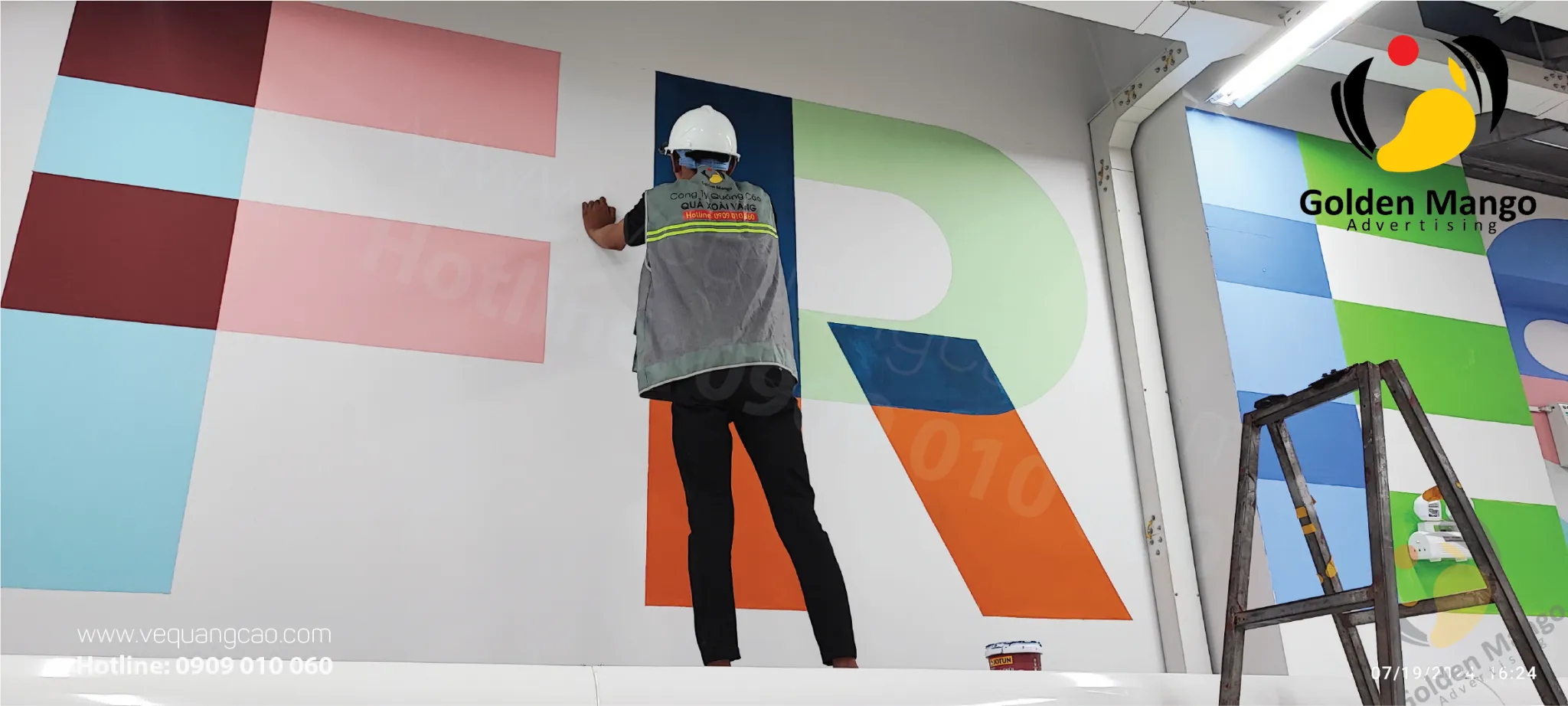 Đội ngũ kỹ thuật thi công vẽ tranh quảng cáo tại An Nhơn sử dụng xe nâng chuyên dụng