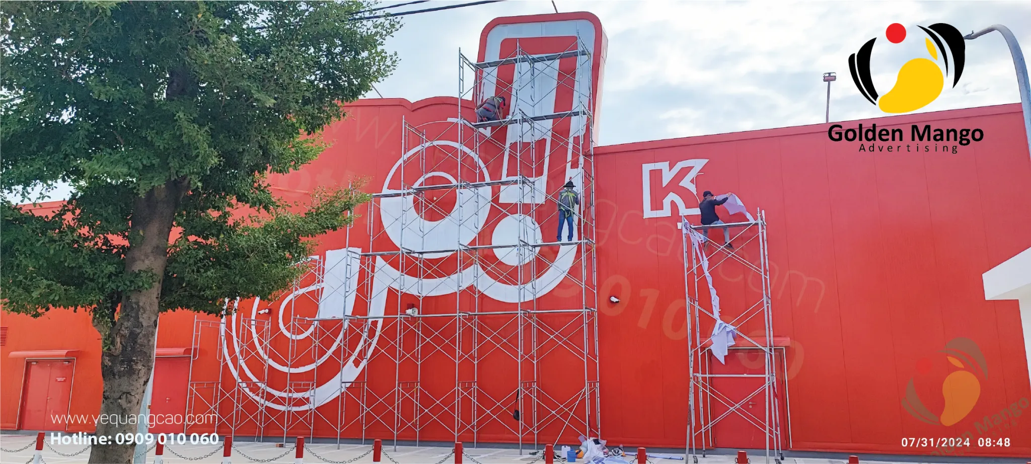 Cận cảnh quá trình kiểm tra lớp sơn hoàn thiện của dự án vẽ tranh quảng cáo Mini Go