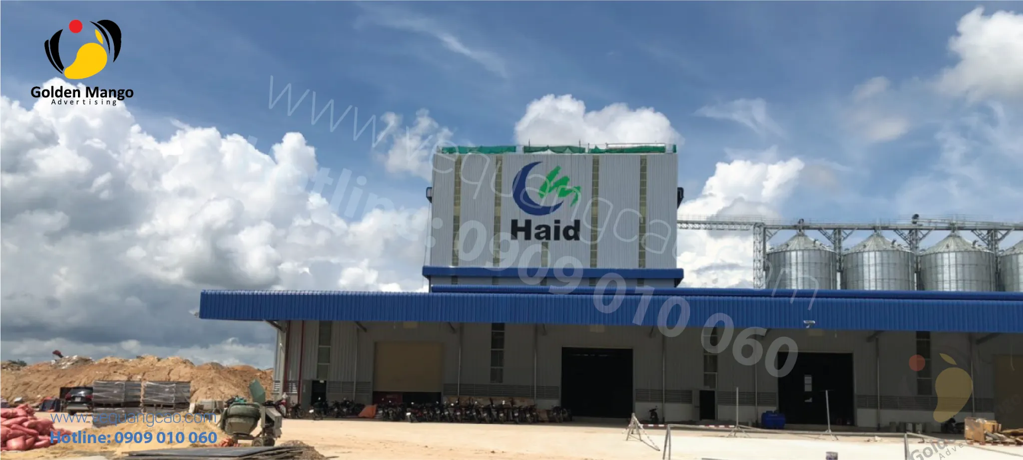 Nghệ nhân chuyên nghiệp đang thi công vẽ tranh quảng cáo trên diện tích tường lớn của tòa nhà