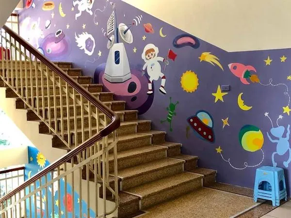 Vẽ tranh cầu thang trường học