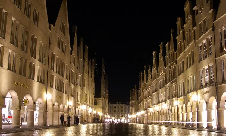 Vẽ tranh khung cảnh quảng trường Prinzipalmarkt lung linh trong ánh đèn đêm