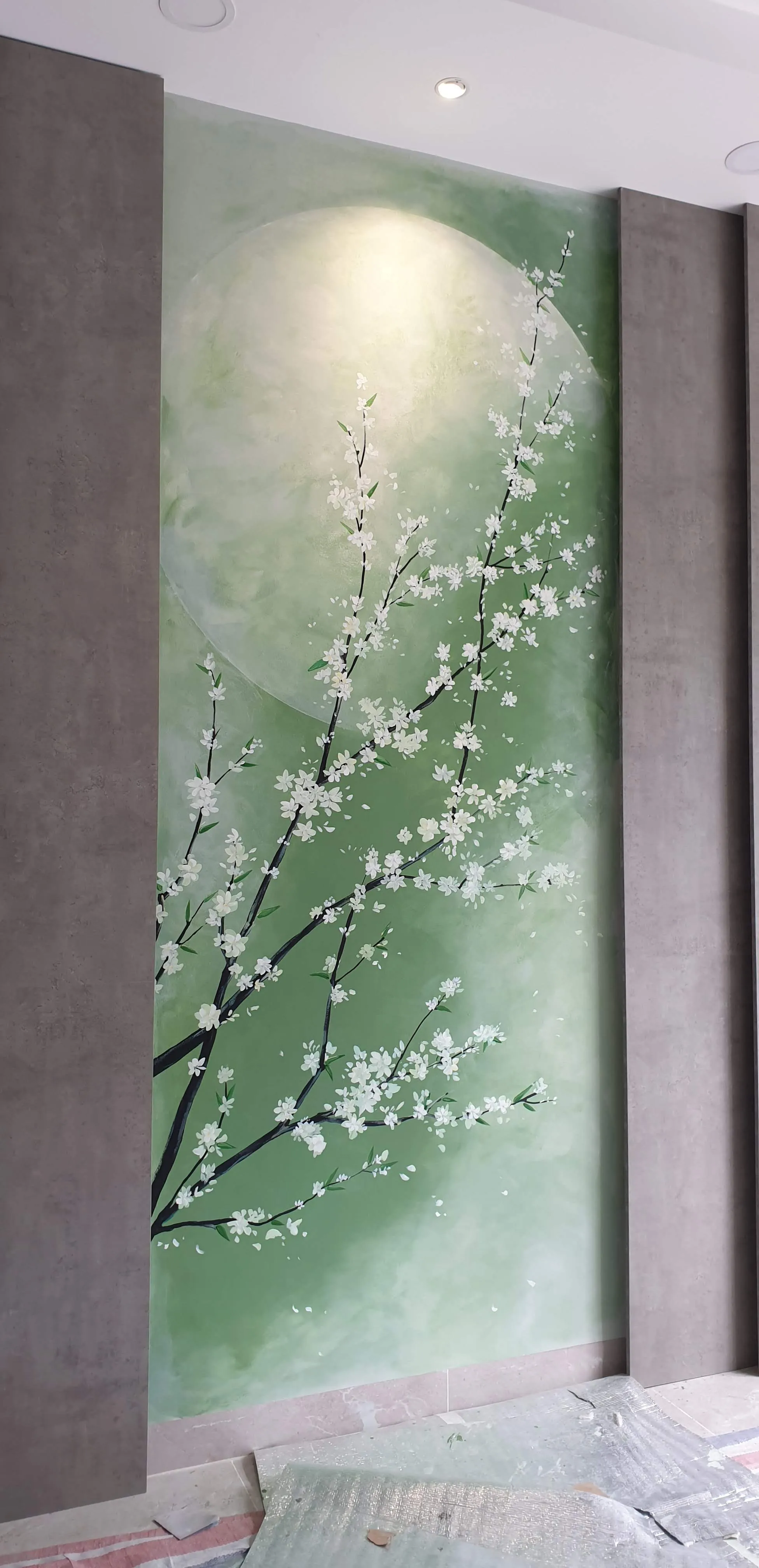 Vẽ tranh tường nhà ở phòng khách với phong cảnh thiên nhiên xanh mát