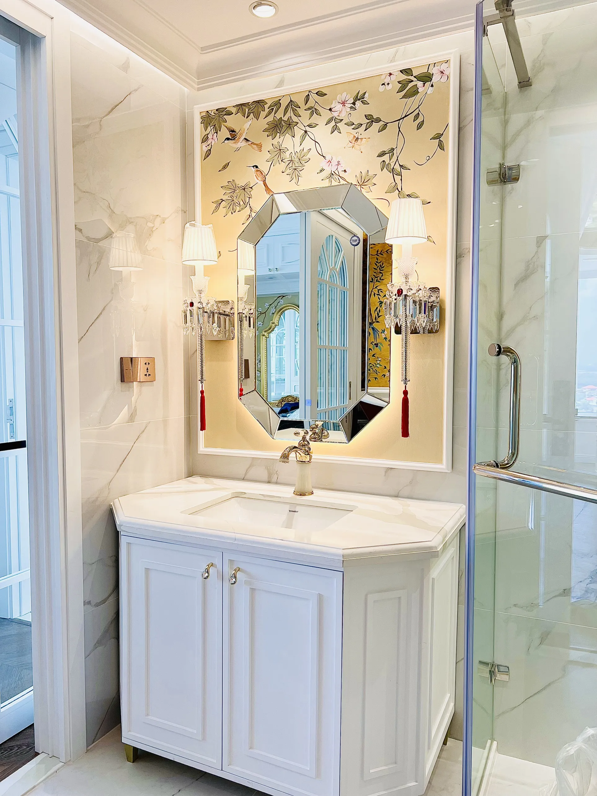 Vẽ tranh tường nhà ở phòng tắm phong cách xanh mướt như resort