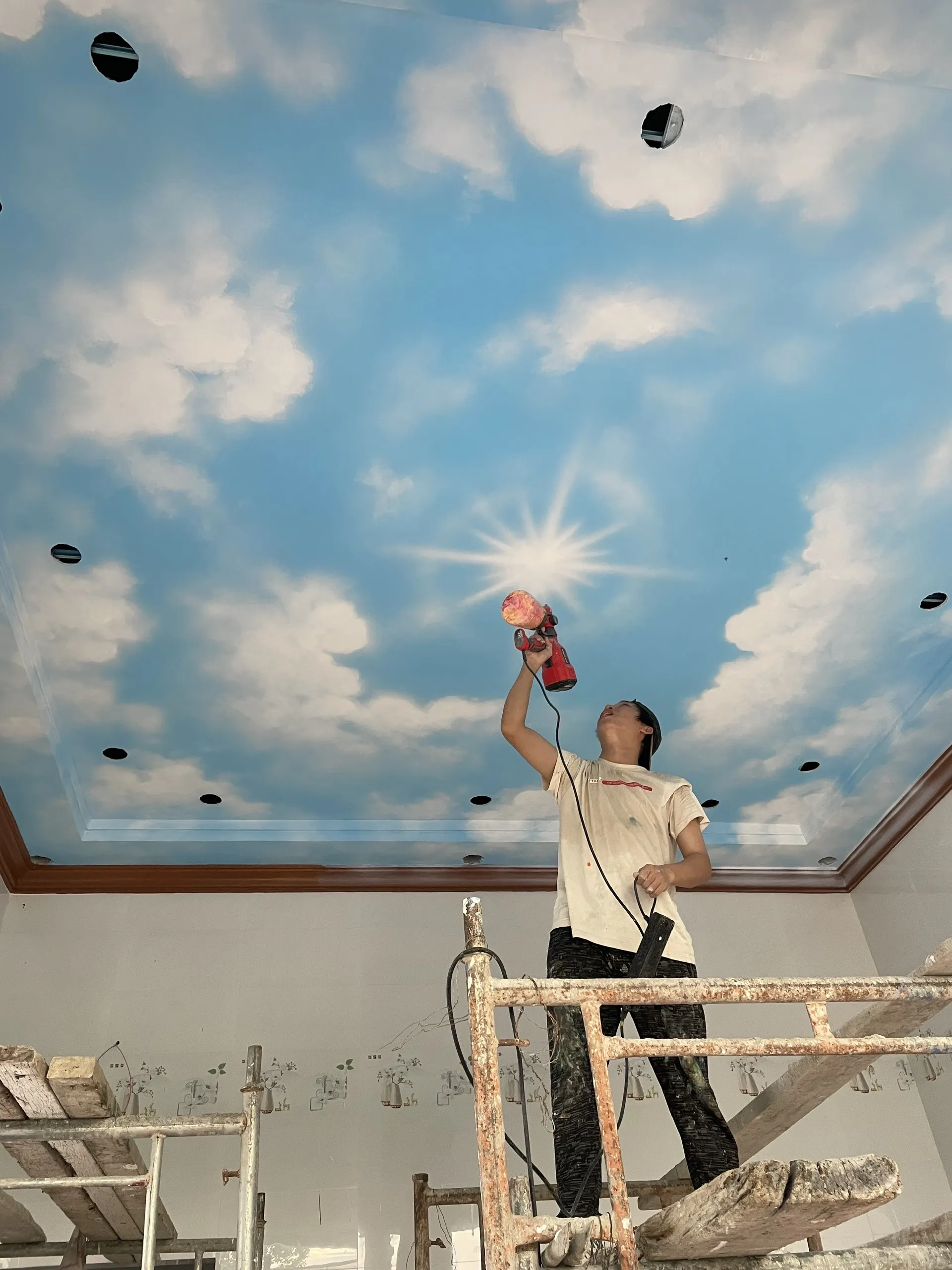 Vẽ tranh tường nhà ở trần nhà phong cách tân cổ điển sang trọng