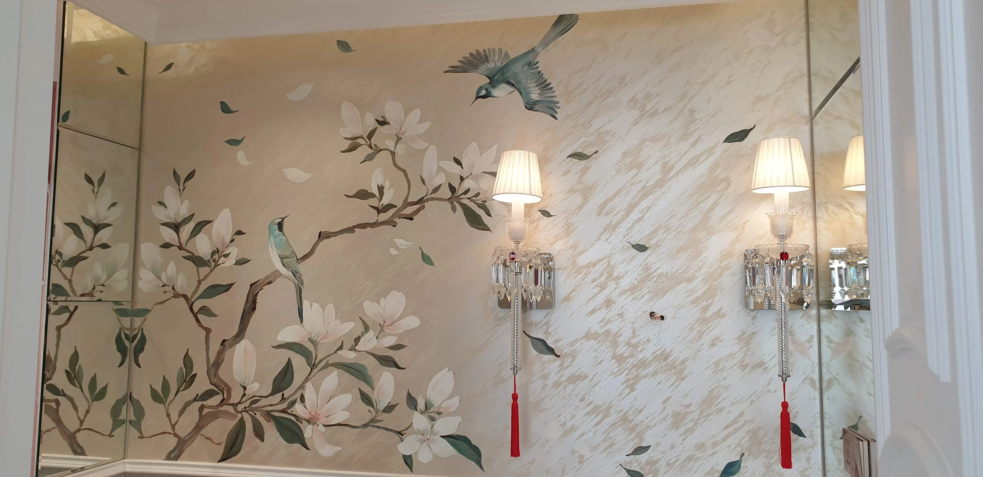 Vẽ tranh tường nhà ở trên trần tạo không gian bầu trời khoáng đạt