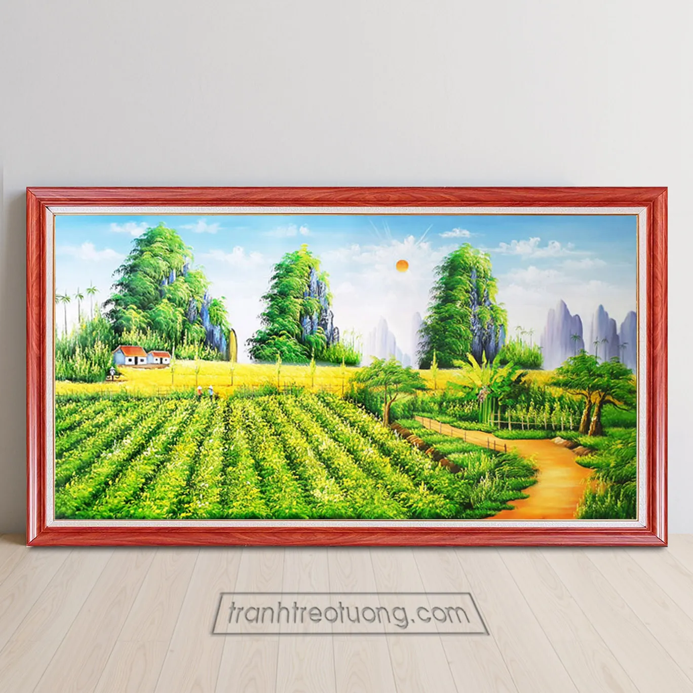 Vườn rau màu xanh mướt cạnh cánh đồng lúa và dãy núi non trùng điệp phía xa