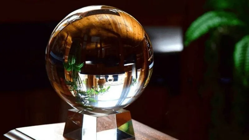 Đặt quả cầu phong thủy ở trên mặt của két sắt giúp thu hút tài lộc