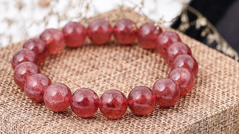 Vòng thạch anh dâu tây đỏ kích thước 8 ly tinh tế