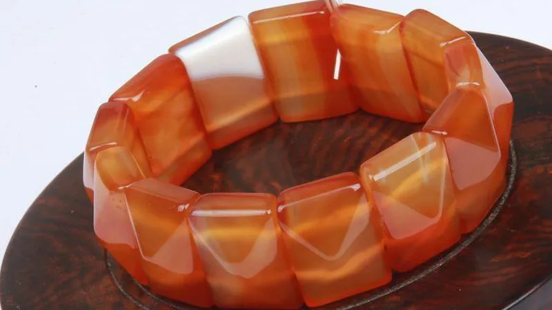 Vòng mã não đỏ bản liền truyền thống