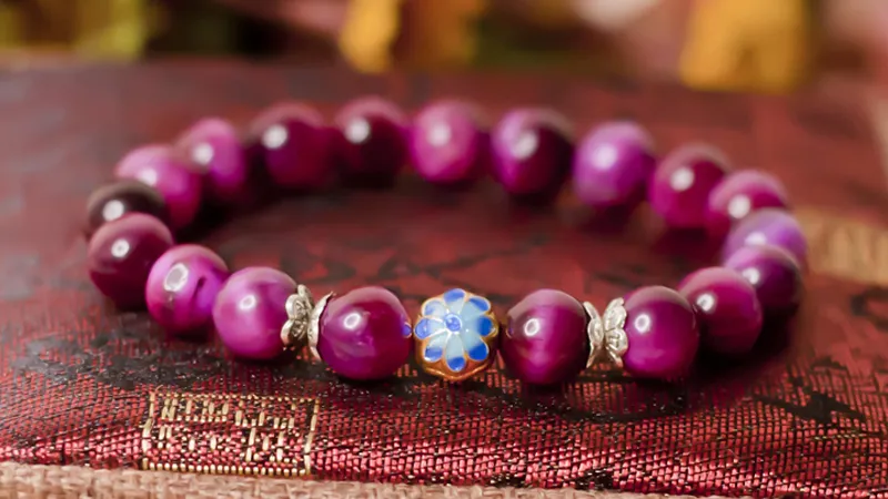 Đá mắt hổ màu hồng tím kết hợp charm trang trí
